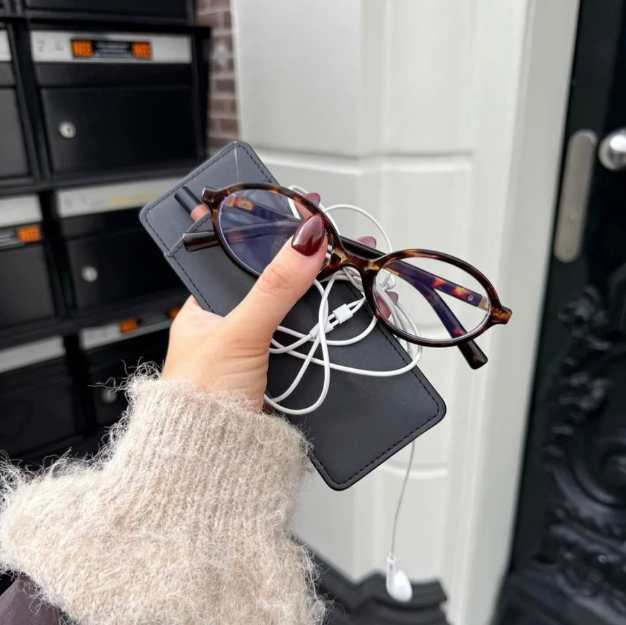 Detalle del beauty case nuite con el logo ginda grabado en relieve — ginda