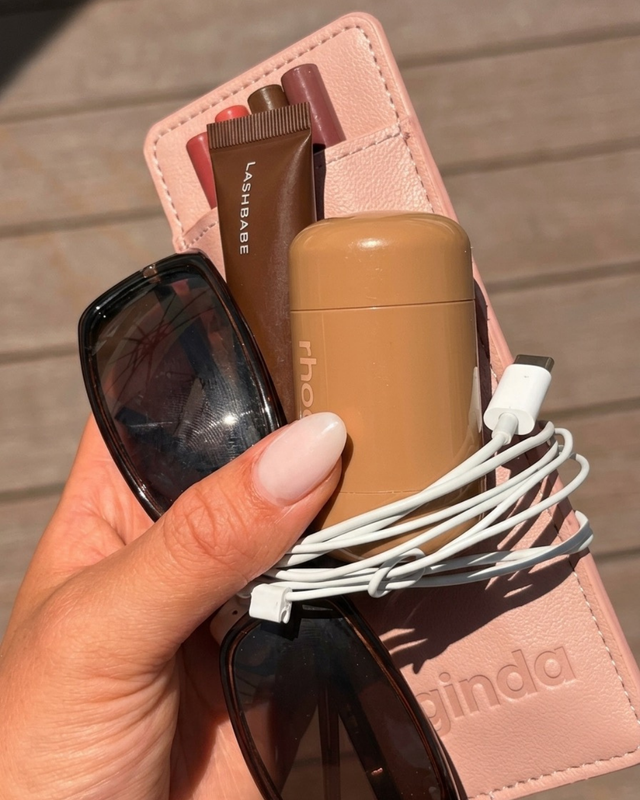 Estuche rose en uso, formato plano de bolso — ginda